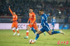 中超神锋帽子戏法救主，申花主帅不可思议，泰山队巧扳平