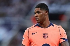 穆里尼奥VAR争议判罚摔话筒，比赛现场高潮迭起